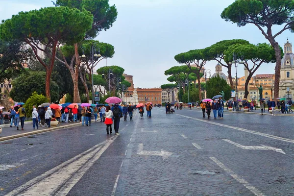 Berjalan melalui jalan-jalan Roma dalam hujan . — Stok Foto
