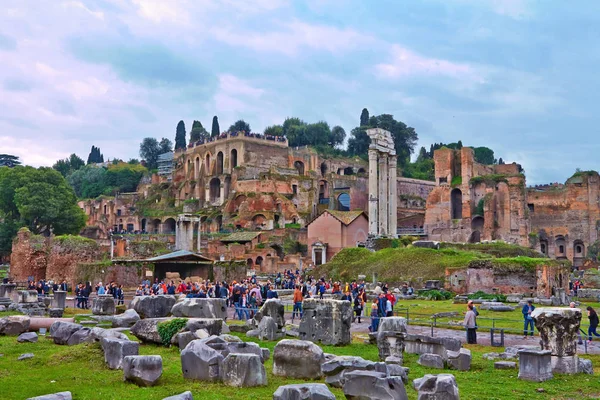 Sebuah pandangan dari Forum Romawi yang merupakan forum yang paling penting di Roma kuno — Stok Foto