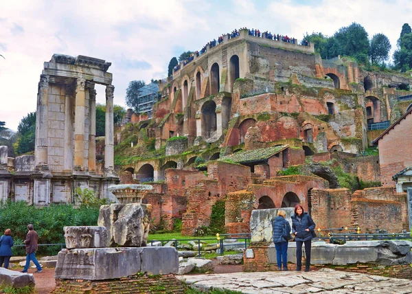 Sebuah pandangan dari Forum Romawi yang merupakan forum yang paling penting di Roma kuno — Stok Foto