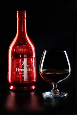 Bir şişe Fransız konyak Hennessy V.S.O.P..
