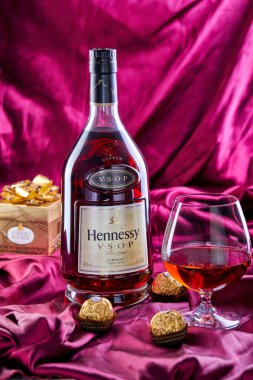 Bir şişe Fransız konyak Hennessy V.S.O.P..
