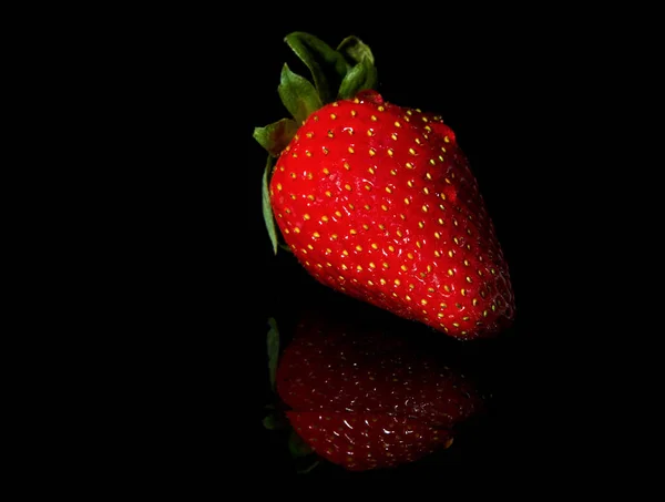 Erdbeeren saftig und reif auf schwarzem Hintergrund — Stockfoto