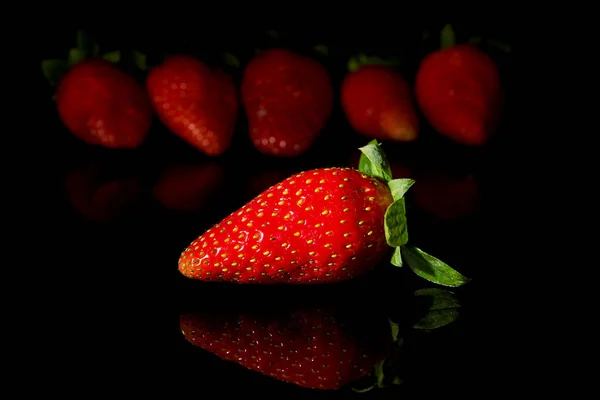 Set aus Erdbeeren mit Reflexion auf Schwarz — Stockfoto