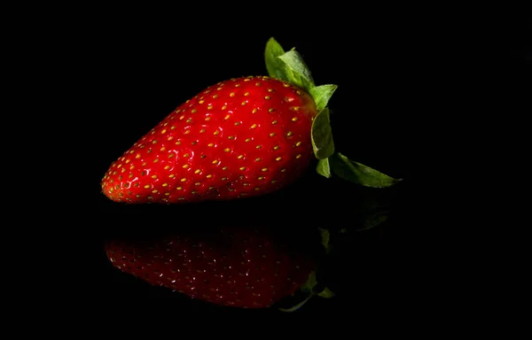 Erdbeeren saftig und reif auf schwarzem Hintergrund — Stockfoto
