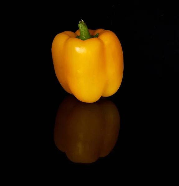 Pimienta dulce de naranja fresca aislada en negro — Foto de Stock