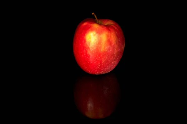 Červené jablko izolované na černém pozadí. — Stock fotografie