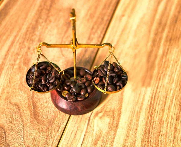 Thème café avec écailles en laiton nature morte sur une table en bois . — Photo
