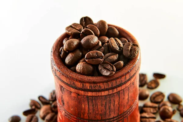 Grains de café dans un tonneau en bois isolé sur blanc — Photo