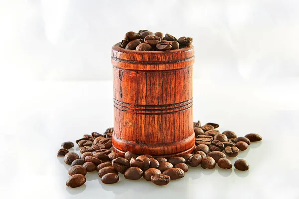 Grains de café dans un tonneau en bois isolé sur blanc — Photo