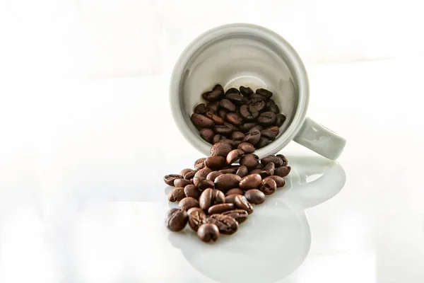 白で分離されたコーヒーカップのコーヒー豆 — ストック写真