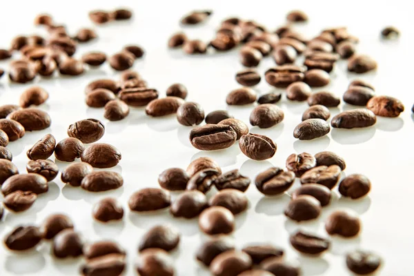 Grains de café dispersés isolés sur blanc — Photo