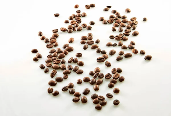 Grains de café dispersés isolés sur blanc — Photo