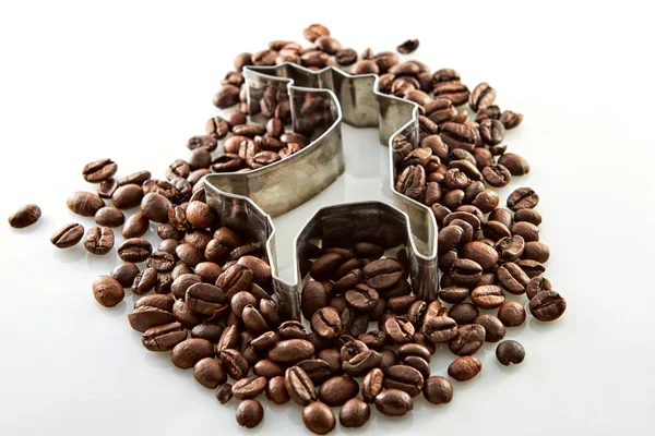 Chicchi di caffè intorno ad una forma di cervo isolato su bianco — Foto Stock