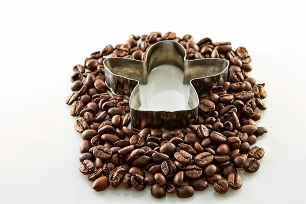 白で分離された天使の形の周りのコーヒー豆 — ストック写真