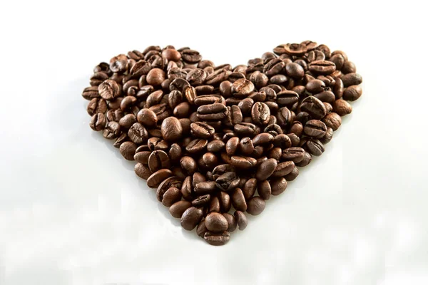 Chicchi di caffè a forma di cuore sfondo bianco — Foto Stock