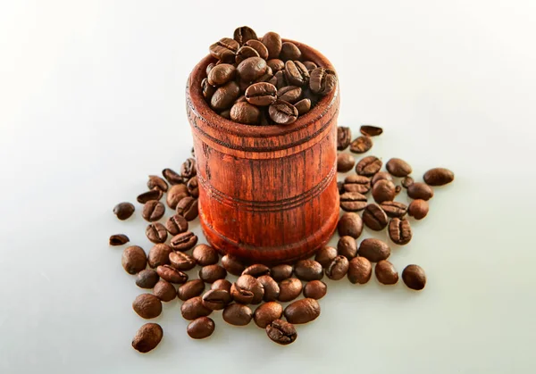 白に隔離された木製樽のコーヒー豆 — ストック写真