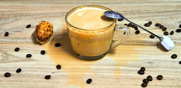 Appuccino dengan biji-bijian kopi di atas meja kayu , — Stok Foto