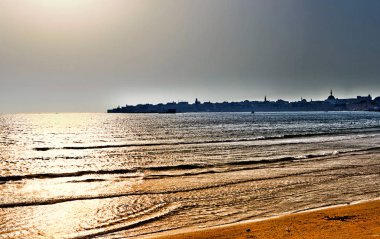 Acre Akko'da şehir surlarının, balıkçı limanının ve eski şehir siluetinin panoramik görünümü