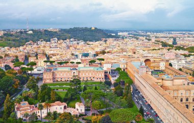 Roma panorama bina akşam. İtalya'da antik mimari ile Roma çatı görünümü