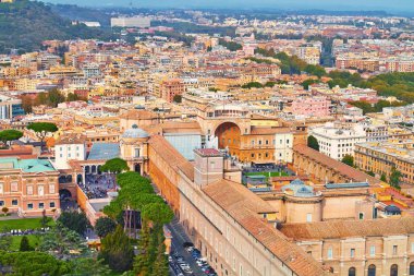 Roma panorama bina akşam. İtalya'da antik mimari ile Roma çatı görünümü