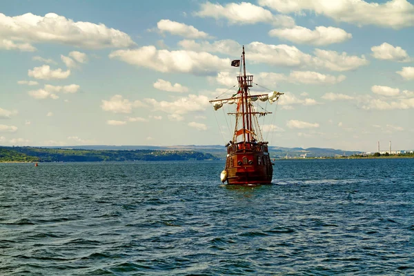 Piratenschiff auf hoher See — Stockfoto