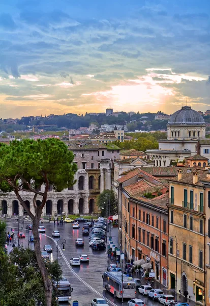 Római panoráma épület este. Róma tetőtéri kilátás az ősi építészet Olaszország naplementekor — Stock Fotó