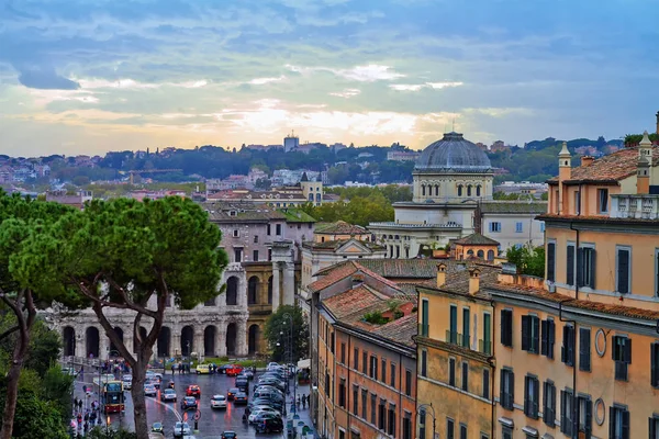 Roma edificio panorámico noche. Vista de la azotea de Roma con arquitectura antigua en Italia al atardecer — Foto de Stock