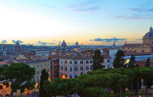 Večer se tu staví Panorama Říma. Pohled na střechu Říma se starověkou architekturou v Itálii při západu slunce — Stock fotografie