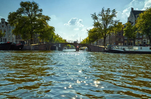 Grachten en boten van Amsterdam. Holland — Stockfoto