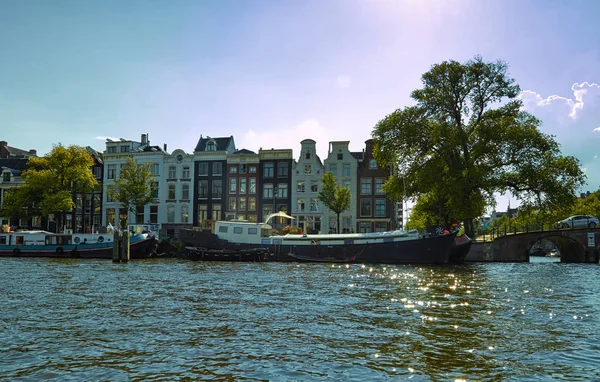 Amsterdam kanalları ve tekneleri. Hollanda — Stok fotoğraf