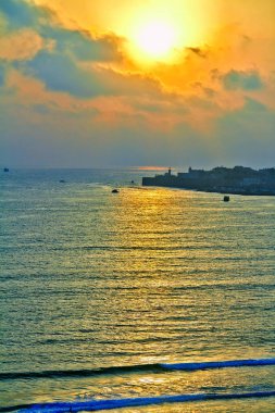 Acre Akko'da şehir surlarının, balıkçı limanının ve eski şehir siluetinin panoramik görünümü