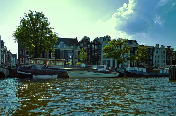 Kanaler och båtar i Amsterdam. Holland — Stockfoto