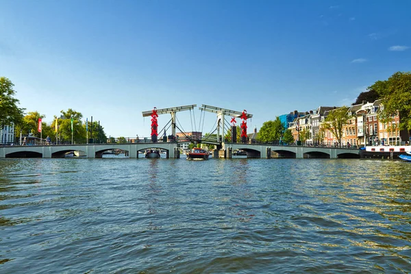 Amsterdam kanalları ve tekneleri. Hollanda — Stok fotoğraf