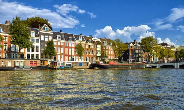 Amsterdam kanalları ve tekneleri. Hollanda — Stok fotoğraf