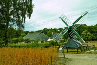 Arnhem 'deki rüzgar değirmenleri. Hollanda Temmuz