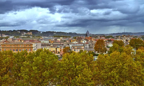 Panoramiczny widok na zabytkowe centrum Rzymu. Wieczór w budynku Panorama. — Zdjęcie stockowe