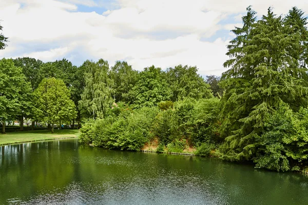 Jezioro w parku letnim. pięknym letnim parkiem. Holandia, lipiec — Zdjęcie stockowe