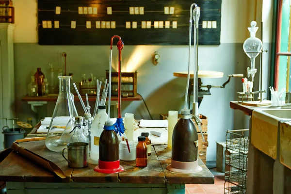Различные устройства в химической лаборатории — стоковое фото
