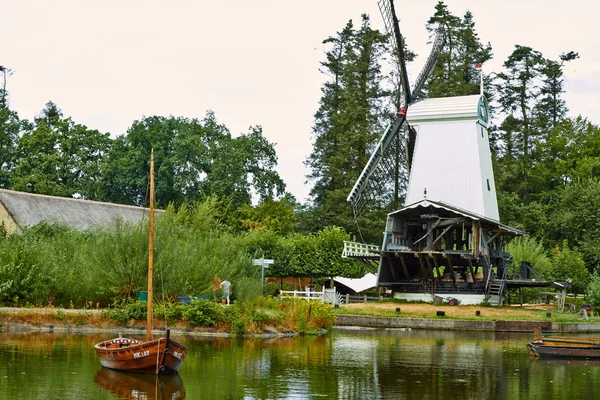 Moulins à vent près d'un lac à Arnhem. Pays Bas Juillet — Photo