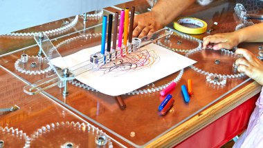 Çeşitli figürleramsterdam çizmek için bir cihaz