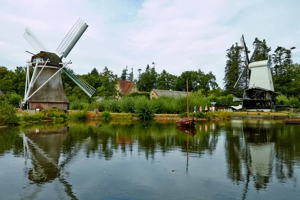 Moulins à vent près d'un lac à Arnhem. Pays Bas Juillet — Photo