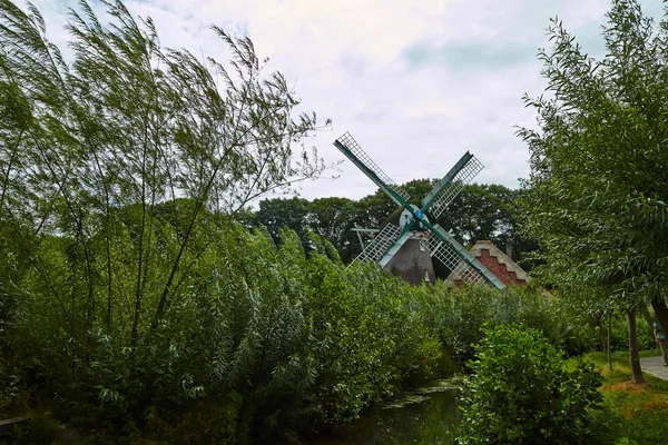 Mulini a vento vicino a un lago ad Arnhem. Paesi Bassi luglio — Foto Stock