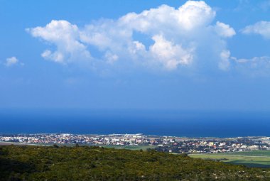 Akdeniz sahilinde bir tepenin görünümü