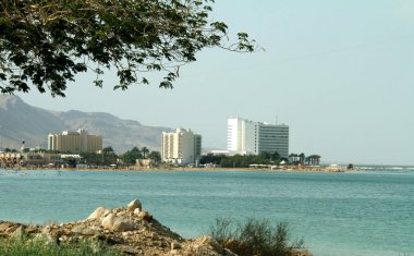 Ölü Deniz, kuzeyde Ürdün ve batıda İsrail sınırında bir tuz gölüdür. Yüzeyi ve kıyıları 430,5 metre 1.412 ft