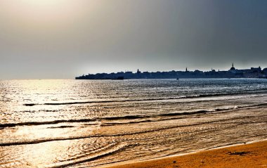 Acre Akko'da şehir surlarının, balıkçı limanının ve eski şehir siluetinin panoramik görünümü
