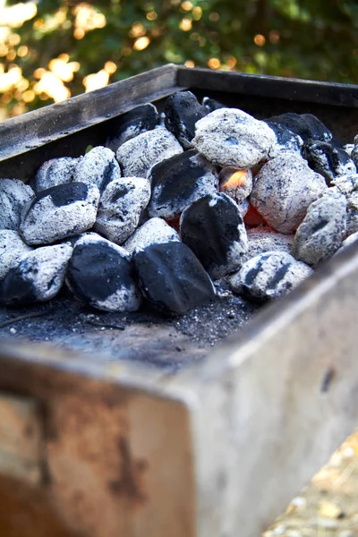 Tlące się Coals leżą na grillu, gotowe do pieczenia — Zdjęcie stockowe
