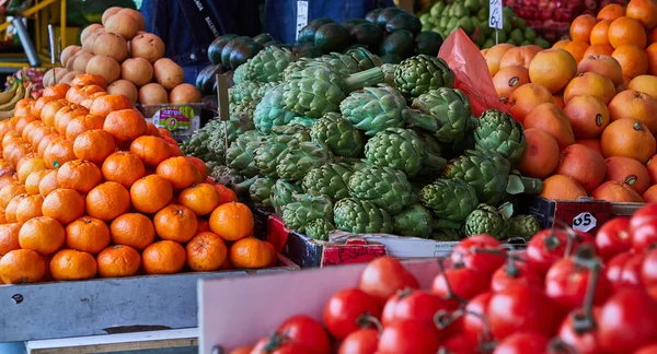 Las frutas y verduras frescas se venden en el mercado abierto Carmel en Tel Aviv, Israel. Mercado oriental . — Foto de Stock