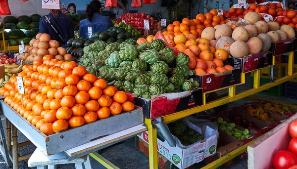 Las frutas y verduras frescas se venden en el mercado abierto Carmel en Tel Aviv, Israel. Mercado oriental . — Foto de Stock