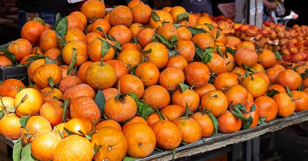 Las frutas y verduras frescas se venden en el mercado abierto Carmel en Tel Aviv, Israel. Mercado oriental . — Foto de Stock