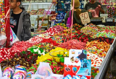 Taze meyve ve sebzeler Tel Aviv, İsrail Carmel açık pazarda satılmaktadır. Doğu pazarı.